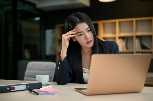 Estresada Seria Mujer Negocios Asiática Gerente Femenino Usando Computadora Portátil — Foto de Stock