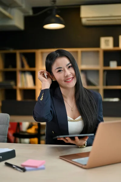 Portrait Charming Young Adult Asian Businesswoman Female Office Worker Sitting — Stockfoto