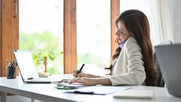 Attraktive Asiatische Geschäftsfrau Oder Sekretärin Telefoniert Mit Geschäftskunden Ihrem Schreibtisch — Stockfoto