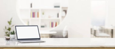 Çalışma alanı dizüstü beyaz ekran maketi, kahve fincanı, dekor ve fotokopi alanı bulanık modern kahve dükkanının üzerindeki beyaz masa üstü ya da arka planda ortak çalışma alanı. 3d görüntüleme, 3d illüstrasyon