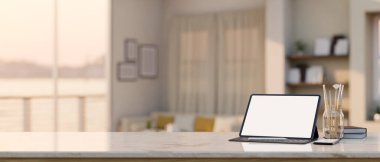 Tablet beyaz ekran modelli beyaz mermer masa, resim araçları ve montaj için kopya alanı arka plandaki bulanık modern oturma odasının üzerinde ürününüzün görüntüsü. 3d görüntüleme, 3d illüstrasyon