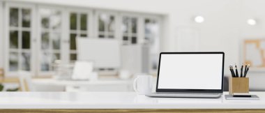 Not defteri beyaz ekran maketi, kahve fincanı, kırtasiye, aksesuarlar ve fotokopi alanı arka planda bulanık ofis çalışma alanı üzerine. 3d görüntüleme, 3d illüstrasyon