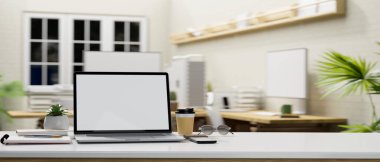 Yakın plan, ofis çalışma masası masa üstü dizüstü bilgisayar boş ekran maketi, ofis aksesuarları ve bulanık modern ofis arkaplanı üzerine kopyalama alanı. 3d görüntüleme, 3d illüstrasyon