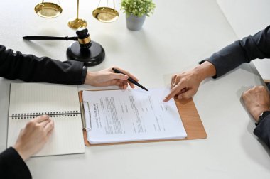 Profesyonel kadın avukat danışmanlığı, müvekkilinin ofisinde sözleşmeyi imzalamak için bir toplantı. kırpılmış resim