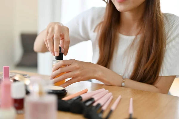 Professional Asian Female Makeup Artist Beauty Blogger Holding Cosmetic Serum — Zdjęcie stockowe