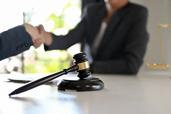 Judge Hammer Judge Gavel Office Desk Blurred Background Meeting Lawyer — Stock Photo, Image