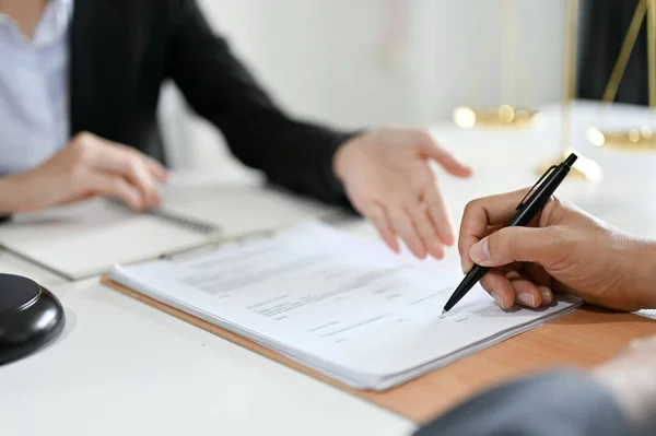 Ein Männlicher Mandant Unterschreibt Vor Dem Anwalt Büro Seine Unterschrift — Stockfoto