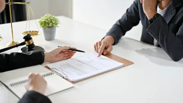 Professional Male Lawyer Business Consultant Has Meeting Client Provide Counseling — Stock Photo, Image