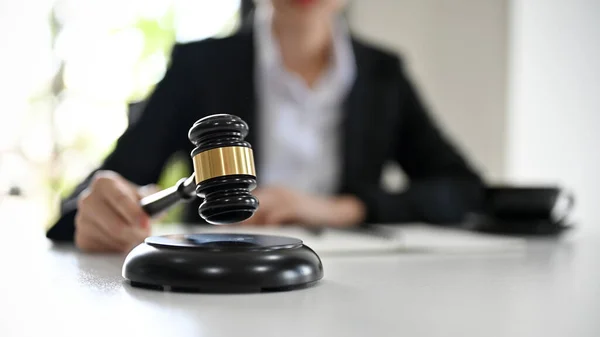 Professional Female Lawyer Judge Gavel Judge Hammer Desk Selective Focus — ストック写真