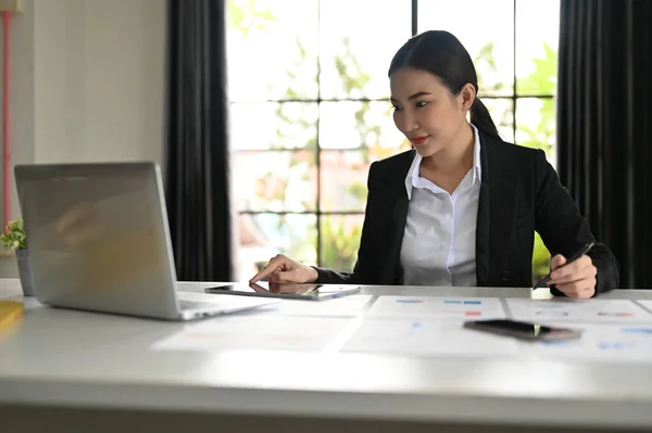 Successful Young Asian Female Financial Consultant Businesswoman Formal Suit Sits — 스톡 사진