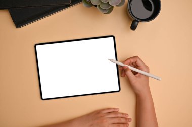 Dijital tablet dokunmatik ped kullanan, elinde stil kalemi tutan, tablet üzerine resim çizen bir üniversite öğrencisiyle en az çalışma alanı. en üstteki görünüm