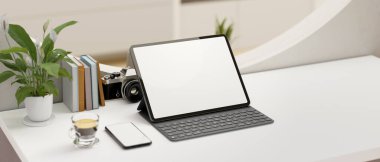 Portatif tablet boş ekran, kablosuz klavye, akıllı telefon, kahve fincanı ve dekor içeren minimum beyaz ofis çalışma alanı. 3d görüntüleme, 3d illüstrasyon
