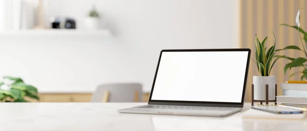 Mesa Espaço Trabalho Com Notebook Laptop Tela Branca Mockup Decoração — Fotografia de Stock