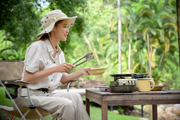 Attractive Millennial Asian Female Traveler Camper Preparing Food Making Pork — Stockfoto