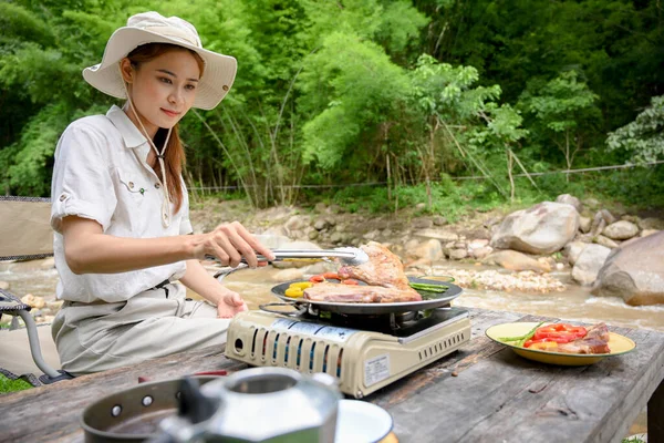Pretty Charming Young Asian Female Traveler Preparing Her Picnic Lunch — Stockfoto