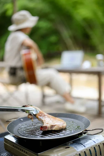 Roasted Pork Chop Steak Hot Camping Picnic Pan Outdoor Activity — ストック写真