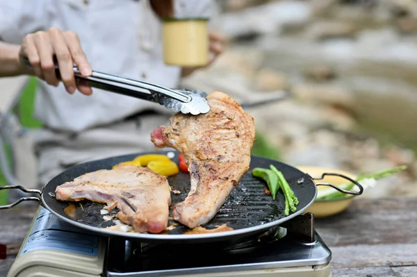 Female Roasting Pork Chop Beef Steak Flying Pan Cooking Portable — Stock Photo, Image