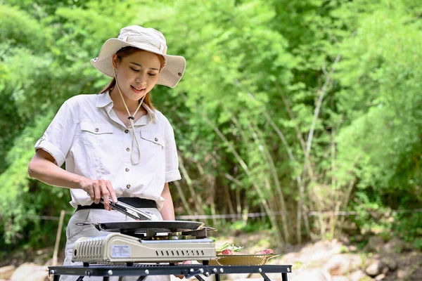 Happy Cheerful Young Asian Female Enjoy Preparing Food Grilling Steaks — Stockfoto