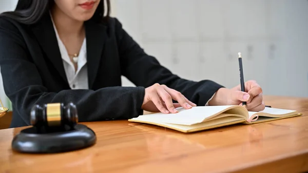 Professional Asian Female Lawyer Working Her Office Desk Writing Notice — Fotografia de Stock