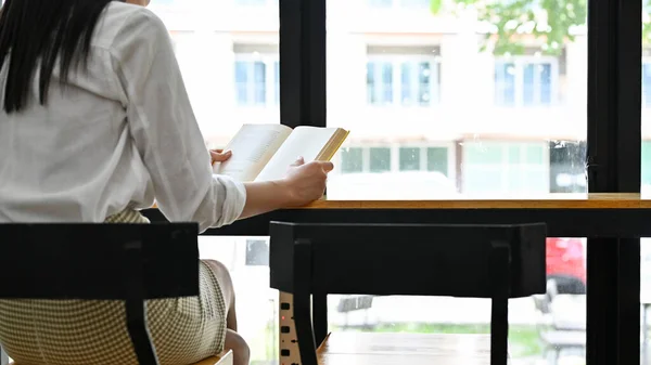 Attractive Young Asian Woman Relaxes Reading Book Sitting Coffee Shop — Stockfoto