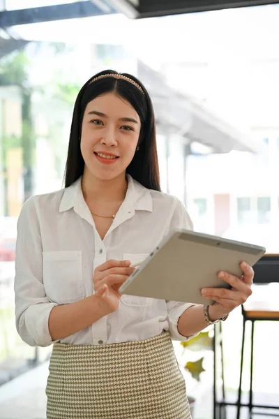 Portrait Attractive Young Asian Businesswoman Female Office Employee Standing Office — Stockfoto