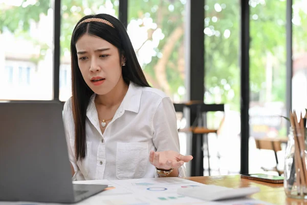 Gestresst Millennial Aziatische Zakenvrouw Vrouwelijke Kantoormedewerker Met Een Problemen Haar — Stockfoto