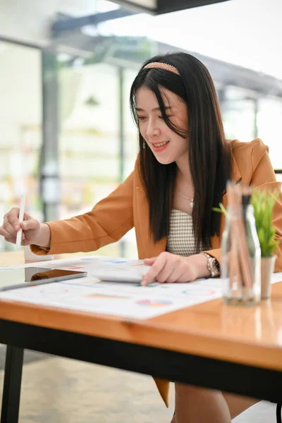 Charming Young Asian Female Finical Employee Working Her Financial Assignment — Stock Fotó