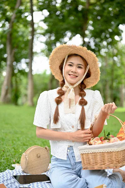 Portrait Beautiful Young Asian Female Beautiful Straw Hat Sits Picnic — Fotografia de Stock