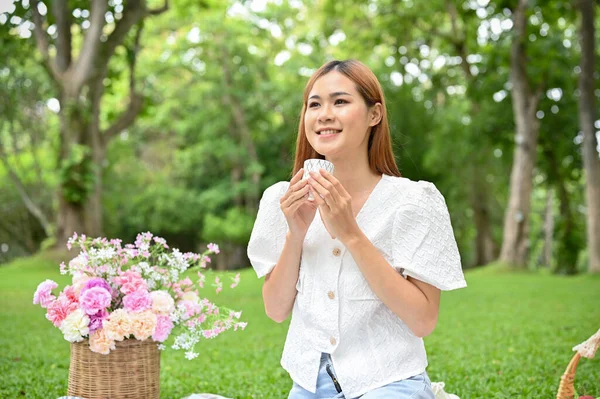 Beautiful Young Asian Female Picnicking Greenery Park Sipping Hot Tea — Fotografia de Stock