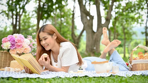 Gorgeous Young Asian Female Picnicking Beautiful City Park Relaxes While — Fotografia de Stock