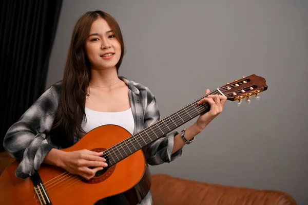 Красивая Молодая Азиатская Художница Играет Акустической Гитаре Своей Домашней Гостиной — стоковое фото