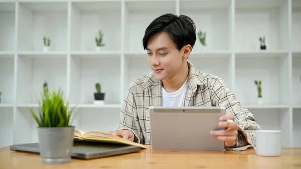 Attractive Asian Male College Student Library Working Space Using Digital — Stockfoto