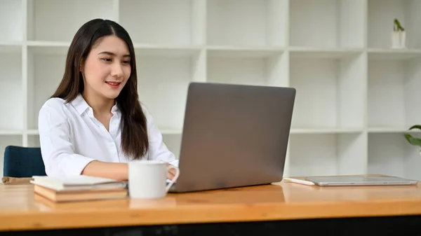 Attractive Young Asian Businesswoman Female Assistant Using Laptop Computer Focused — 图库照片