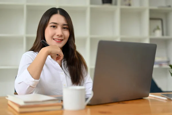 Attractive Young Asian Businesswoman Female Employee Sits Her Office Desk — Stock Photo, Image