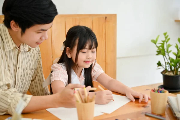 Professional Asian Male Art Teacher Tutor Teaching Cute Young Girl — Fotografia de Stock