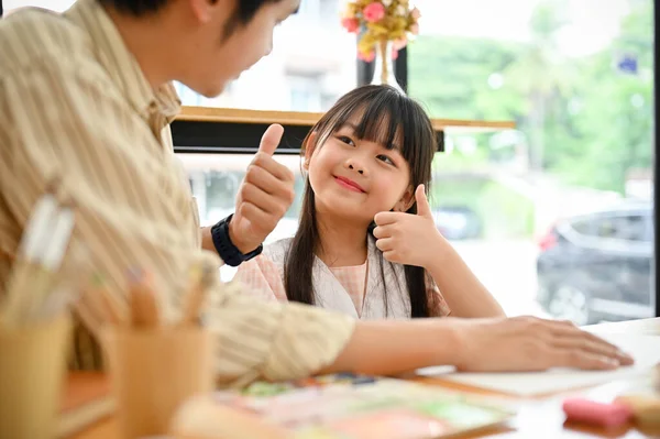 Happy Adorable Young Asian Girl Giving Thumbs Her Dad Art — Stockfoto