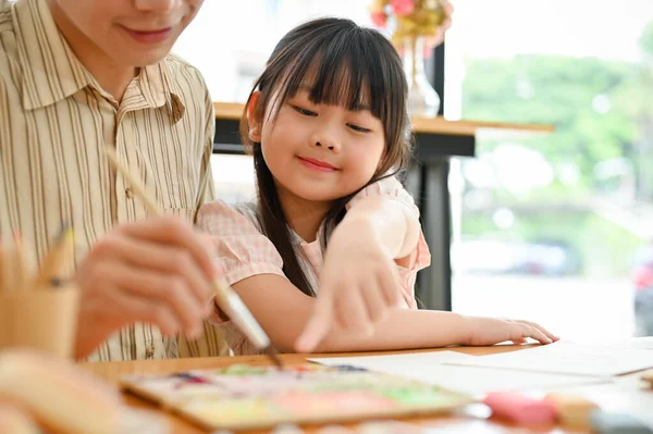 Happy Smiling Young Asian Girl Enjoying Painting Watercolor Her Dad — Stockfoto