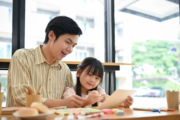 Happy Smiling Young Asian Daughter Enjoying Painting Workshop Her Father — 스톡 사진