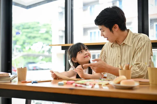 Smiling Cheerful Asian Male Art Teacher Teaching Having Fun Conversation — Stockfoto