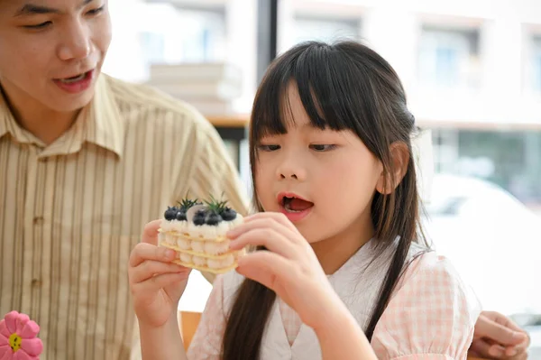 Adorable Little Asian Girl Enjoy Eating Cake Her Dad Older — Stockfoto