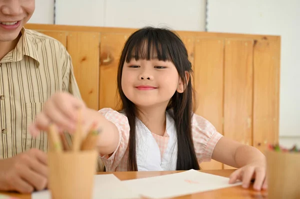 Cute Young Asian Girl Enjoy Drawing Coloring Paper Her Art — Stockfoto