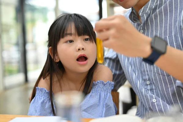 Cute Young Asian Girl Excited Amazed While Her Science Teacher — Stock fotografie