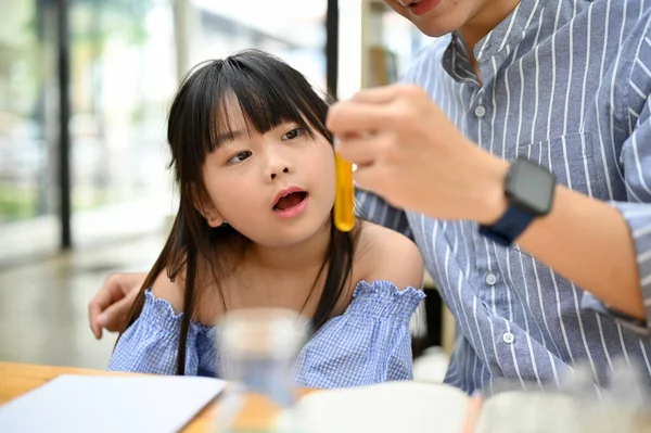 Cute Young Asian Girl Having Fun Time Her Dad Doing — Stockfoto