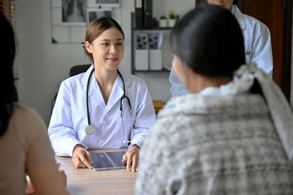 Attractive Young Asian Female Doctor Meets Her Patient Talking Giving — 图库照片
