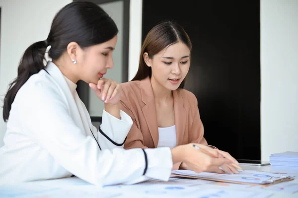 专业的亚洲女性执行经理或女上司在与她的财务分析师举行的会议上敲定了投资计划 — 图库照片