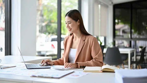 Hermosa Encantadora Joven Empresaria Asiática Concentra Trabajar Proyecto Negocio Computadora —  Fotos de Stock