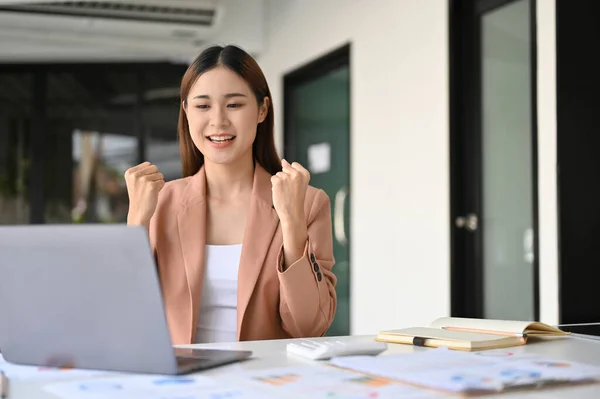 Mooie Jonge Aziatische Zakenvrouw Viert Haar Succes Aan Office Desk — Stockfoto