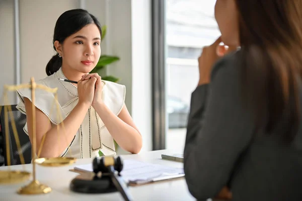 Een Aziatische Vrouwelijke Cliënt Concentreert Zich Het Luisteren Naar Haar — Stockfoto