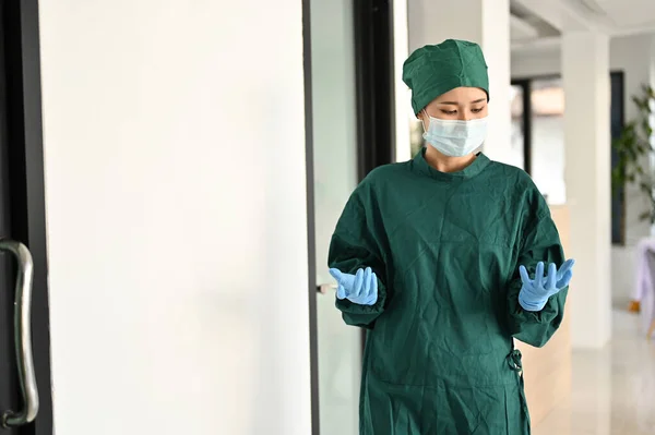 Profesjonalna Azjatycka Lekarka Lub Chirurg Zielonej Sukni Chirurgicznej Masce Medycznej — Zdjęcie stockowe