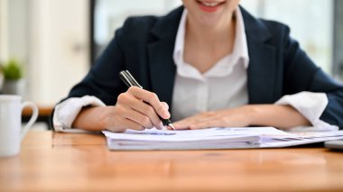 Çekici ve güzel Asyalı genç iş kadını ya da ofis masasında çalışan kadın finans danışmanı. kırpılmış resim